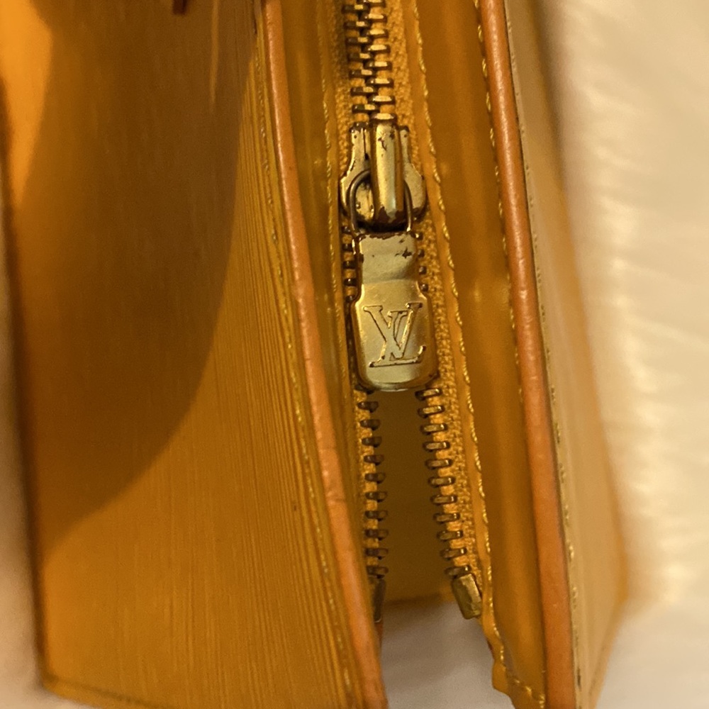 🌸👜Authentic Louis Vuitton Epi Sac Triangle - Picture 8 of 16